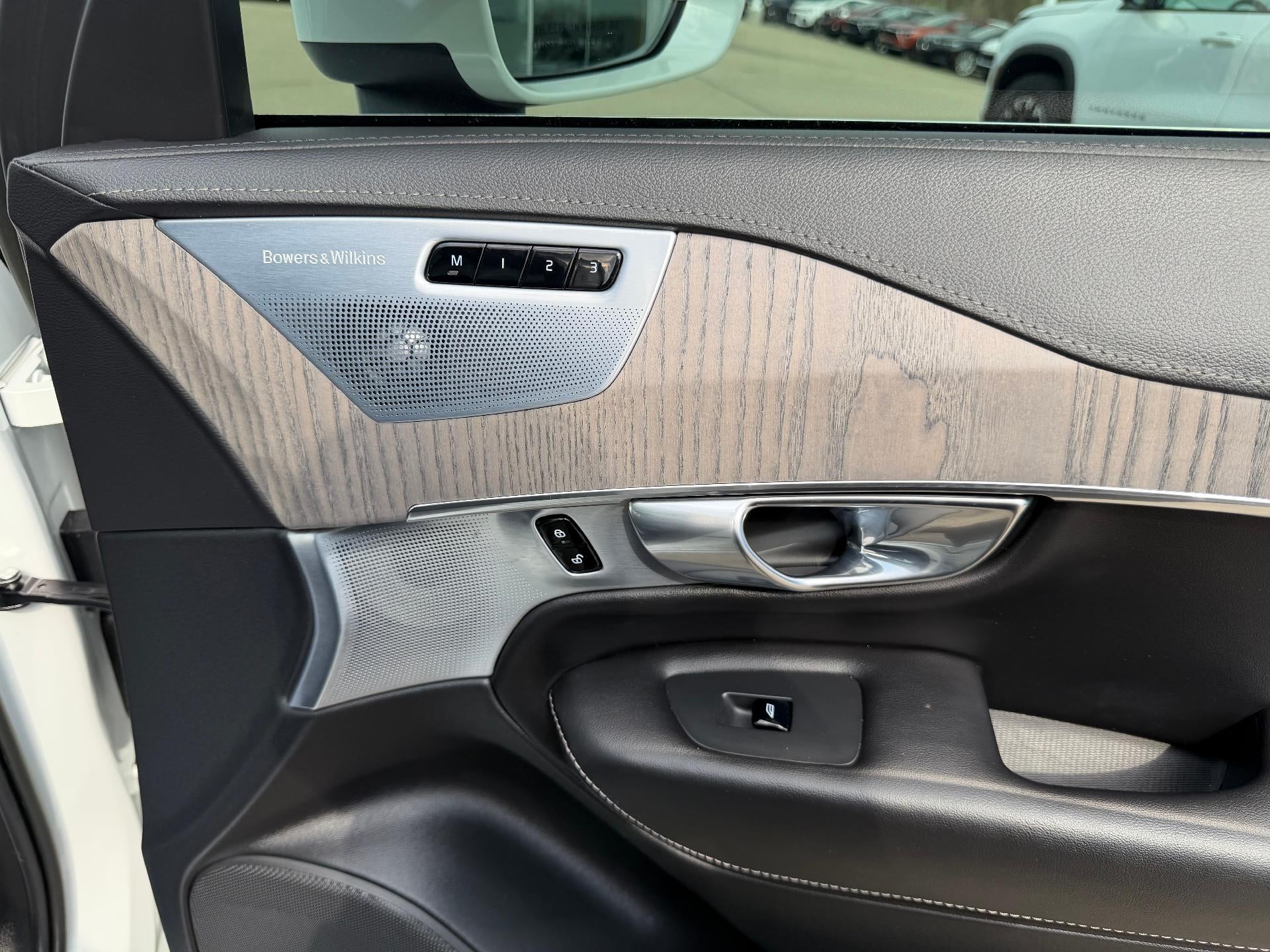 2023 Volvo XC90 Recharge Plug-In Hybrid T8 Ultimate Bright Theme 7-Seater